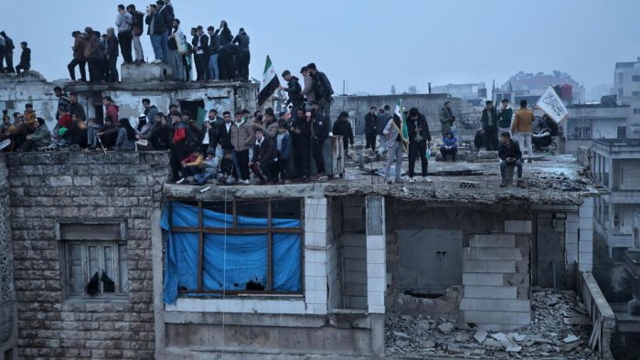 AQSh o‘z qo‘shinlarini Suriyadan olib chiqish masalasini ko‘rib chiqishi kerak - senator