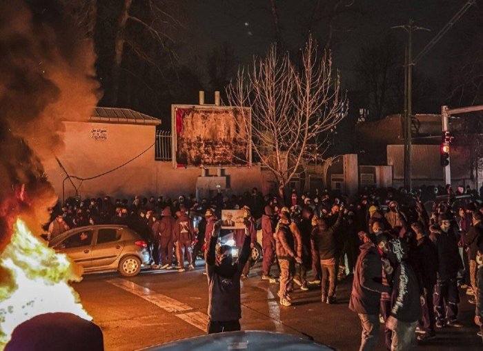 Эрон ҳукумати намойишлар вақтида ҳалок бўлганлар хотирасига уч кунлик мотам эълон қилди — ОАВ