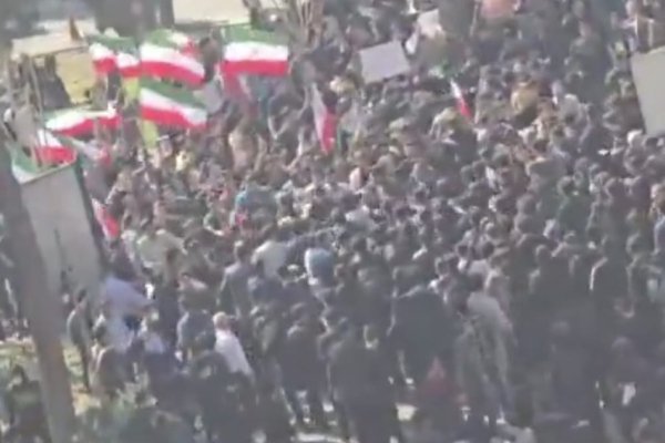 Теҳронда талабалар ва "Басиж" кучлари ўртасида тўқнашув юз берди