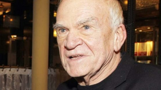 Yozuvchi Milan Kunderaga 30 yil oldin bekor qilingan fuqaroligi qaytariladi