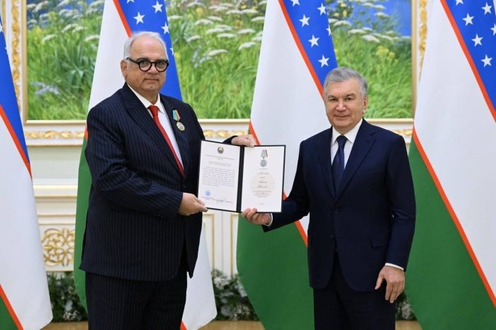 Шавкат Мирзиёев Бирлашган кураш дунёси раҳбарини "Дўстлик" ордени билан мукофотлади