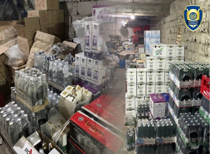 Самарқанд шаҳрида сифатини тасдиқловчи ҳужжатлари бўлмаган ва қалбаки акциз маркали алкоголь маҳсулотларини муомалага киритилишининг олди олинди