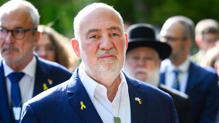 Исроил Фридрих Мерцнинг танқидига жавоб беради Исроил Фридрих Мерцнинг танқидига жавоб беради