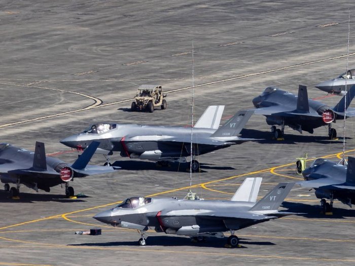 АҚШ Қариб денгизига қўшимча қўшин ва самолётлар юборди