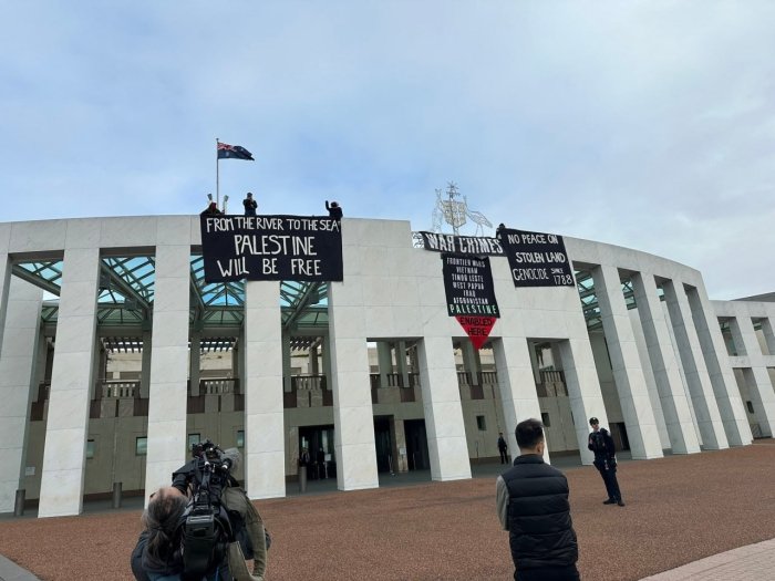 Avstraliya poytaxtida parlament tomiga mamlakat hukumatini urush jinoyatlariga sheriklikda ayblovchi bannerlar osib qo‘yildi