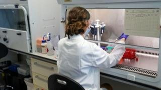 Ана холос! Буюк Британияда коронавирусга қарши вакцинанинг клиник синовлари тўхтатилди 