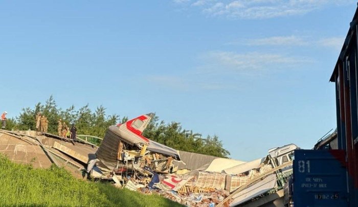 Rossiyaning Bryansk viloyatida avtomobil ko‘prigi temiryo‘lga qulashi oqibatida Moskva tomon harakatlanayotgan yo‘lovchi poyezdi relsdan chiqib ketdi