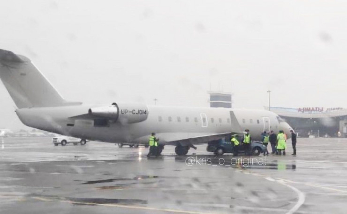 Самолёт Олмаота аэропортида енгил автомобиль билан тўқнашди (Фото ва видео)