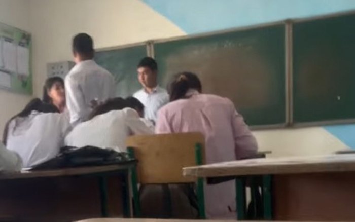 Қашқадарёда имтиҳон жавобларини пуллаган ўқитувчи ишдан олинди