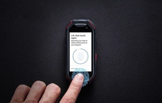 «Atom»: Suv ostida ishlay oladigan dunyodagi eng mitti smartfon