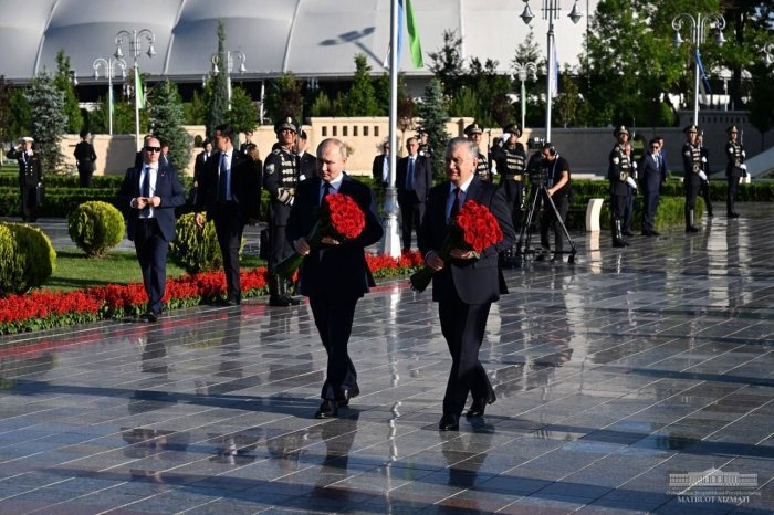 Шавкат Мирзиёев ва Владимир Путин «Ғалаба боғи» ёдгорлик мажмуасига ташриф буюрди