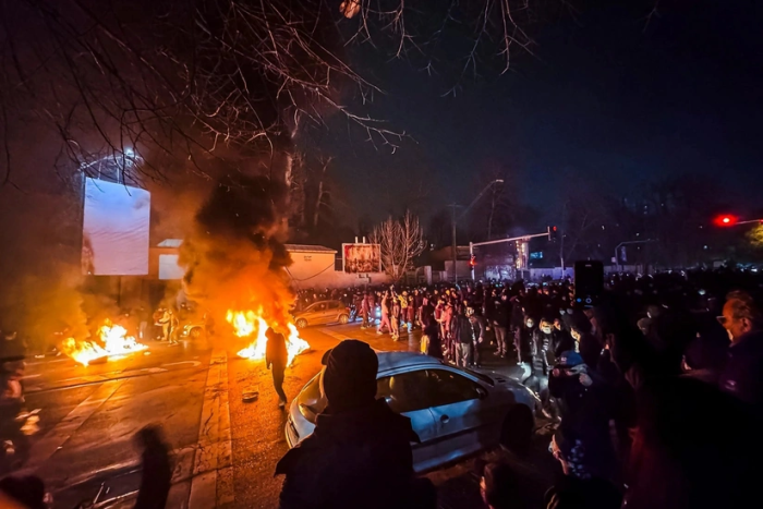 «Форс гилами остида: Эрондаги намойишлар тизимли инқирозни ошкор қилмоқда» (мутолаа учун)