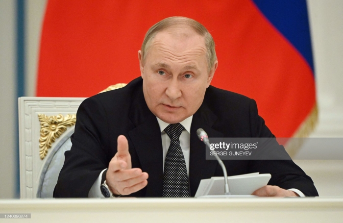 Putin Makron va Shols bilan Ukrainadagi vaziyatni muhokama qildi