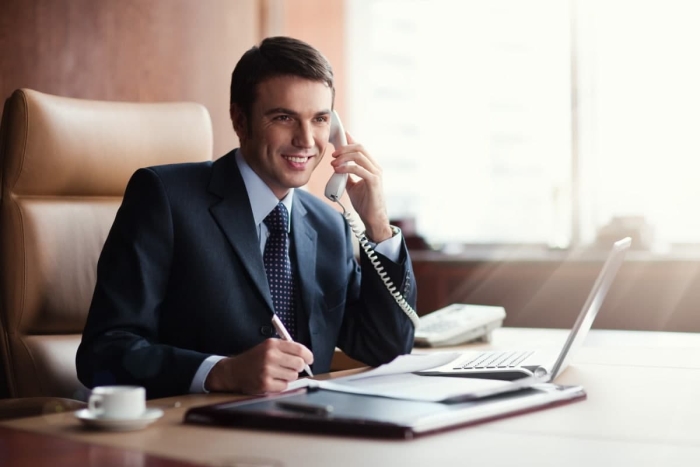 Яна бир  банк ходими ишга тикланди