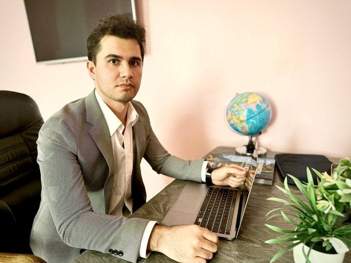 «Образование за границей — не бегство, а вклад в будущее страны»: как Ульмас Гулямов помогает студентам выстраивать глобальную карьеру