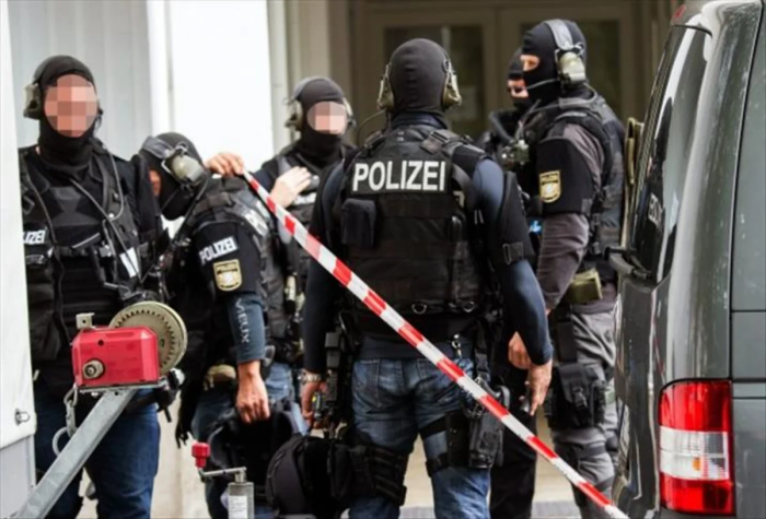 Germaniyadagi bankda noma’lum erkak fuqarolarni garovga oldi