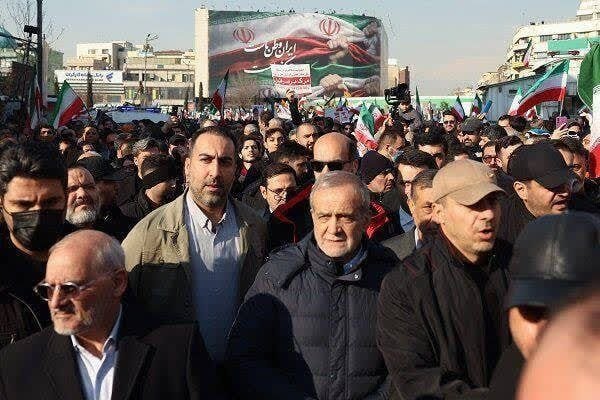 Эрон президенти Пезешкиан намойишларда иштирок этди