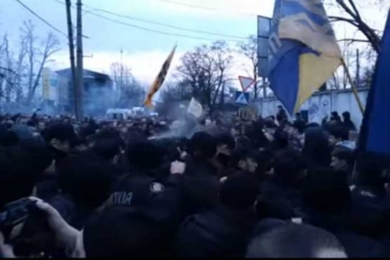 Ukraina millatchilari isyon ko‘tardi. Poroshenko qochib qoldi (video)