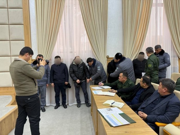 Samarqandda elektr va gaz korxonalarining 7 nafar  xodimi korrupsiyada ayblanib majlisda qamoqqa olindi