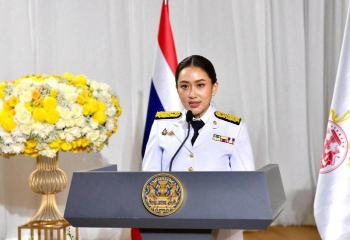 Таиланд суди Бош вазирни ахлоқ қоидаларини бузганлиги учун лавозимидан четлатди