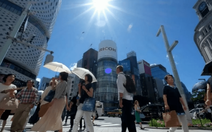 U egilib, suratni chaqnadi. Cunnilingus squirting haqida hamma narsa