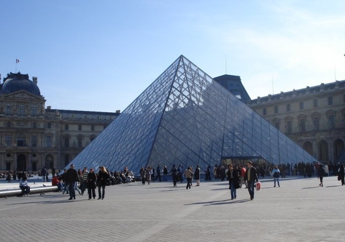 Balo qo‘shaloq keldi: Luvrda yana noxush hodisa