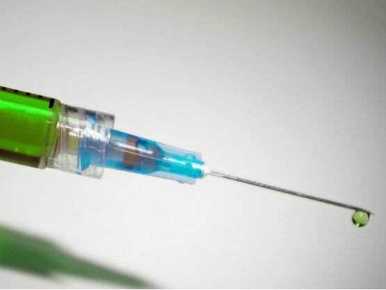 Буюк Британияда коронавирусга қарши вакцина одамларда синовдан ўтказилади