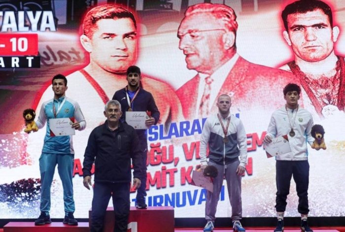 Jinsiy aloqada bolgan transvestit qizlar video Ota ogli porno sikish