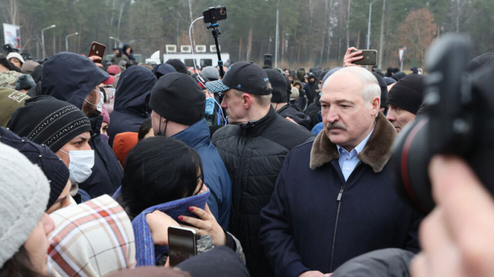 Лукашенко жума куни муҳожирлар билан учрашувда уларга озиқ-овқат ва иссиқ кийим ваъда қилди