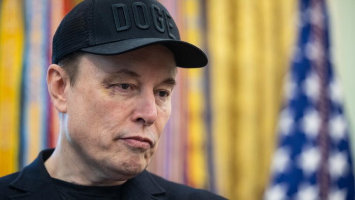 Маскнинг отаси: "Ўғлим Оқ уйда ишлагани сабабли травмадан кейинги стресс бузилиши билан оғрий бошлади"