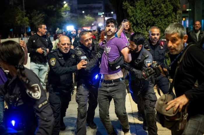 Tel-Avivda urushga qarshi miting kuch ishlatilib, tarqatib yuborildi 