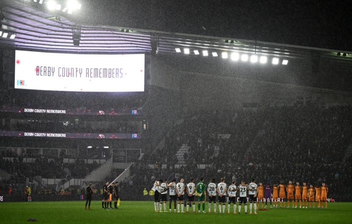 Англияда футболдан ташқари воқеалар учун бир дақиқалик сукут бекор қилинди