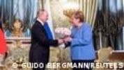 Putin Merkelni guldasta bilan kutib oldi