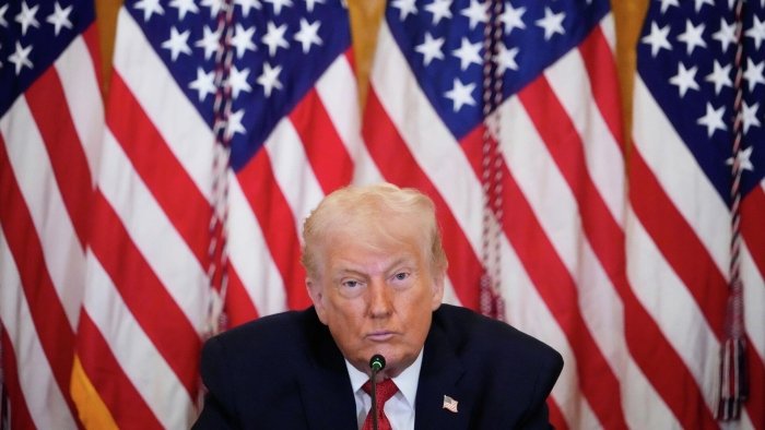 Трамп Байденни Украинага Яқин Шарқ зарарига ёрдам бергани учун қоралади