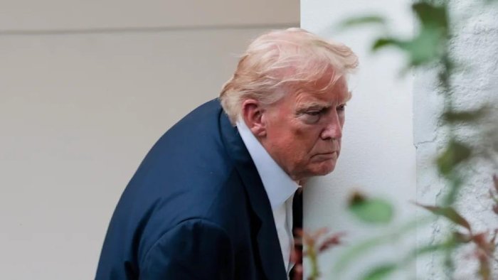 Трамп Оқ уйдаги тошдаги ёриқ туфайли ишчиларни ишдан бўшатди