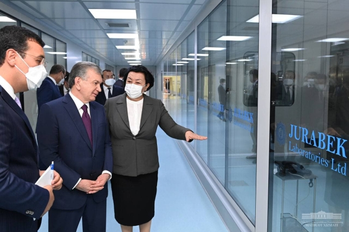 Shavkat Mirziyoyev vaksina ishlab chiqariladigan «Jurabek laboratories»da bo‘ldi