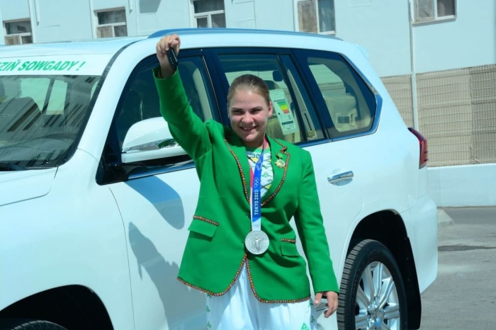 Turkmaniston tarixida olimpiada sovrindori bo‘lgan ilk sportchiga nimalar sovg‘a qilindi?
