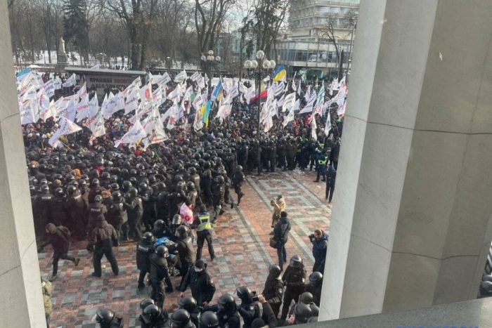 Ukrainada namoyishchilar Oliy Rada binosiga bostirib kirishga urinmoqda