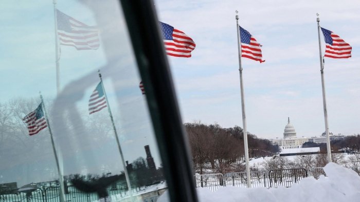 АҚШ Молия вазирлиги раҳбари: Эрон бутун дунё бўйлаб банкларга пул ўтказмоқда