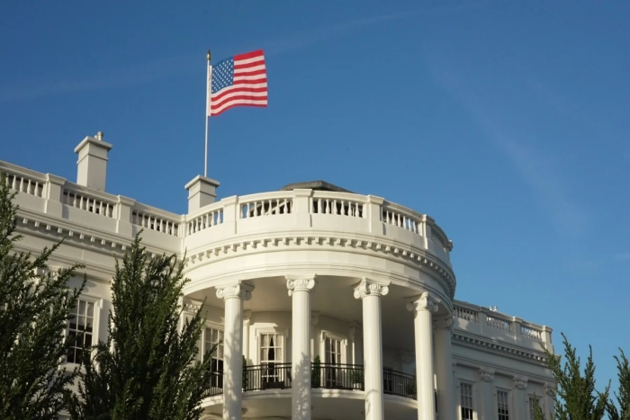 Оқ уй Эрон ва АҚШ ўртасида тўғридан-тўғри музокаралар ўтаётганини тасдиқлади