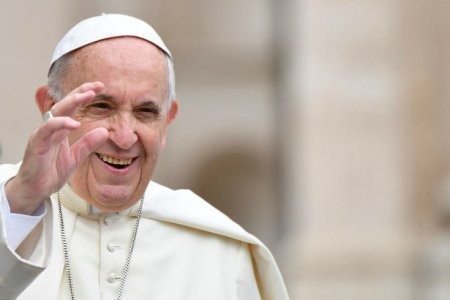 Зеленский Италияда бўлиб ўтаётган G7 саммитида Рим папаси Франциск билан учрашди