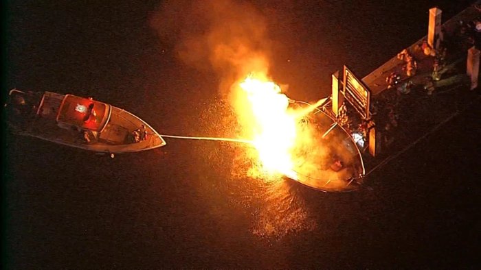 Флоридада бортида йўловчилар бўлган қайиқ портлаб кетди Флоридада бортида йўловчилар бўлган қайиқ портлаб кетди