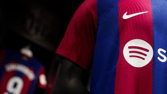 Nike "Барселона" либосини ишлаб чиқаришда хатога йўл қўйди