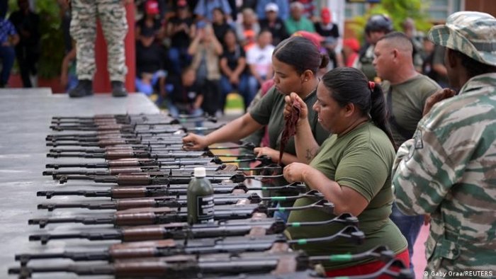 Венесуэлада халққа қурол тарқатиш бошланди