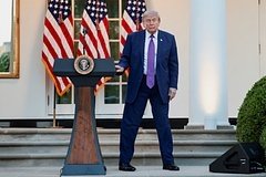 Трамп бош устида учиб ўтаётган қушни дрон деб адаштирди