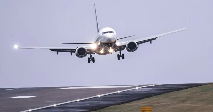 Британияда самолёт қийин қўнишни амалга оширди (видео)