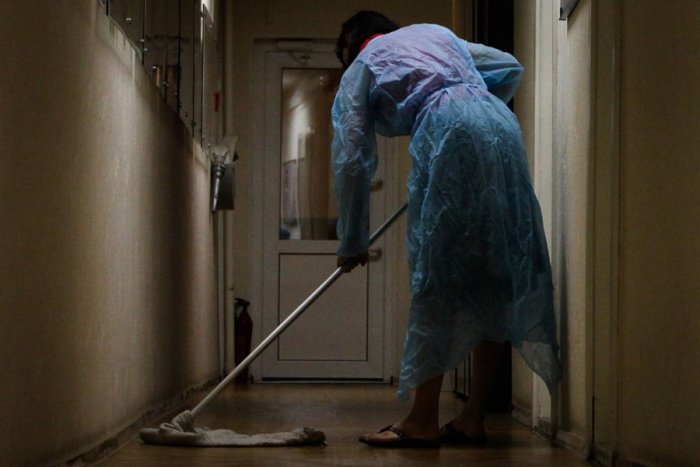 Britaniyada ortiqcha ishlagan farrosh ishdan haydaldi