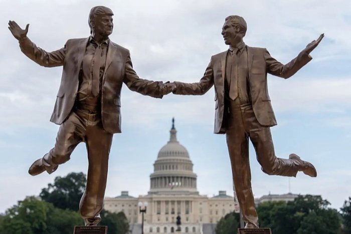 Вашингтонда Трамп ва Эпштейннинг қўлларини ушлаб турган ҳайкали олиб ташланди