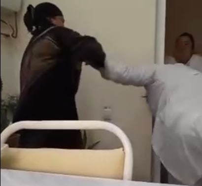 Oyoqlar orasidagi shaxsiy fotosurat