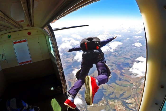 Британиялик эркак уч километрлик сакрашдан кейин омон қолди